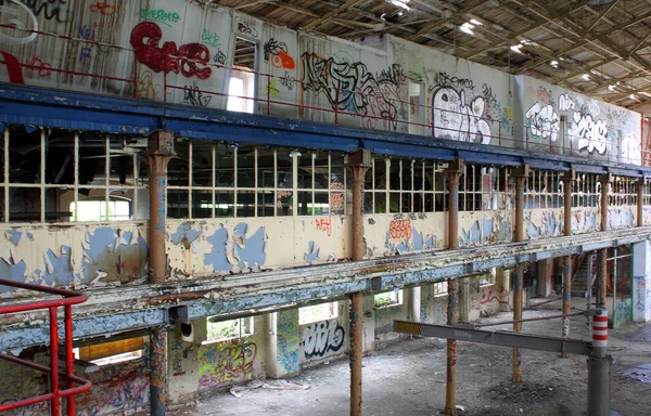 古い壊れた廃工場 — ストック写真