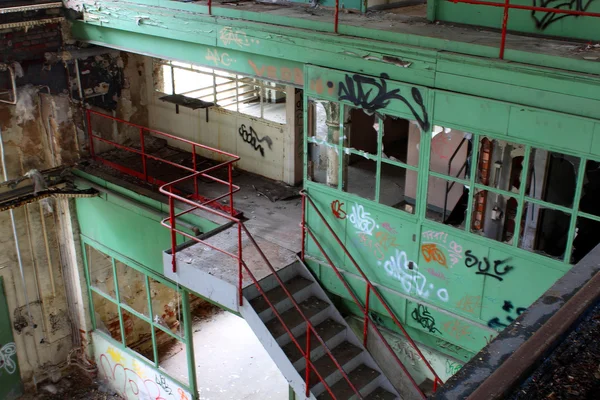 Alte kaputte, verlassene Fabrik — Stockfoto