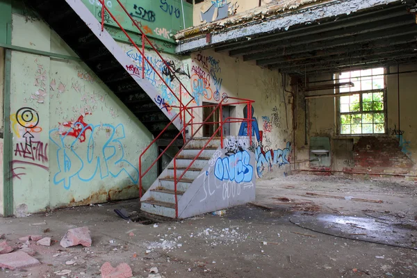 Eski kırık terk edilmiş fabrika — Stok fotoğraf