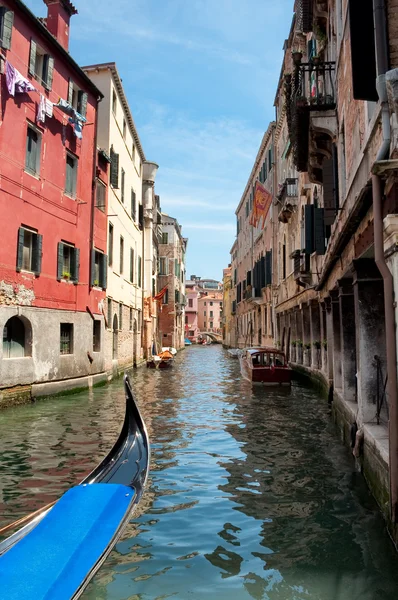 Gondola na kanálu mezi starými domy na venezia - Itálie — Stock fotografie