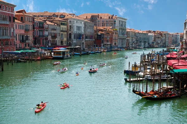 Botes de remos en Canal Grande en Venezia - Italia —  Fotos de Stock