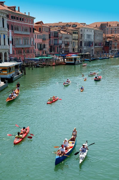 Roddbåtar på canal grande i Venedig - Italien — Stockfoto