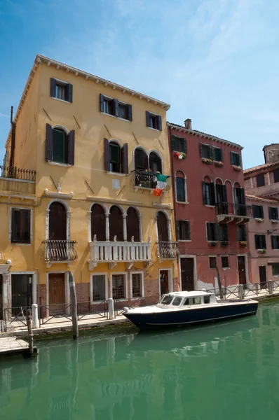 Färgglada typiska hus och kanalen på venezia - Italien — Stockfoto