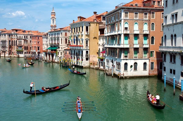 Gondole y barcos en Canal Grande en Venezia - Italia —  Fotos de Stock