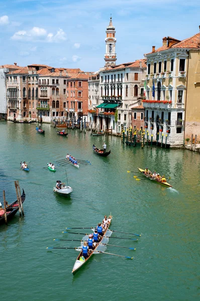 Gondole e barcos no Canal Grande em Venezia - Itália — Fotografia de Stock