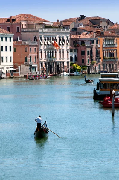 Gondolero 关于运河 riva di blasio 在威尼斯-意大利 — 图库照片