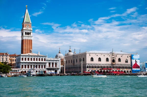 San Marco campanario y el palacio de esquivar en venezia - italia —  Fotos de Stock