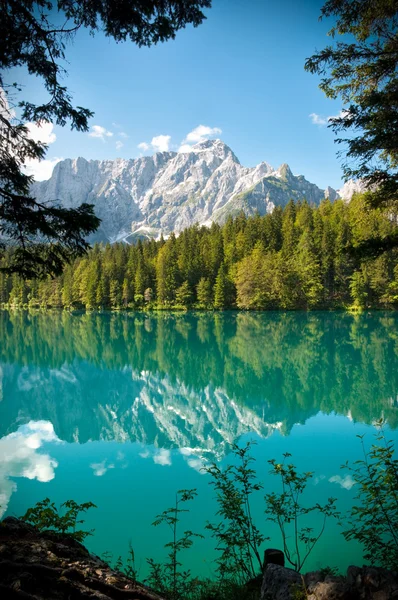 Italia - Udine - Lago di Fusine e monte Mangart com armação de madeiras — Fotografia de Stock