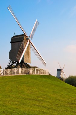 iki Rüzgar değirmeni ve brugge - Belçika, yeşil çim