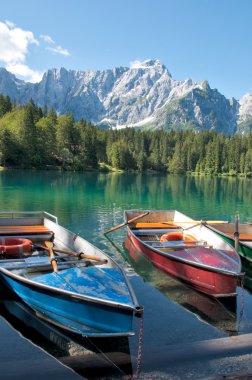 Lago di fusine e monte mangart sıra tekneler ile