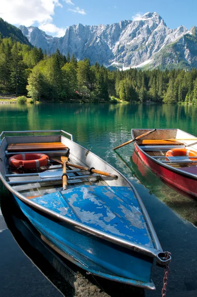 Lago di Fusine e monte Mangart com barco de linha — Fotografia de Stock