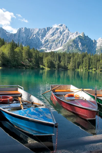 Lago di Fusine e monte Mangart com barcos de linha — Fotografia de Stock
