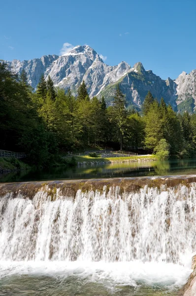 Lago di Fusine e monte Mangart com cachoeira — Fotografia de Stock