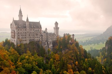 Neuschwanstein Şatosu bulutlu günde fussen - Almanya