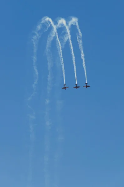 3 akrobatická extra 300 padají společně na airshow — Stock fotografie