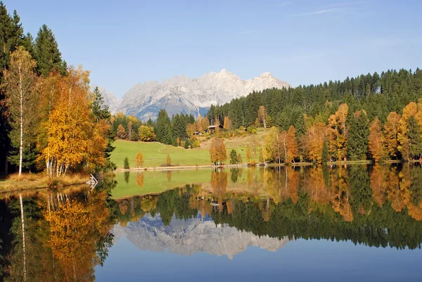 Panoramisch uitzicht op bergen en meer in schwarzsee - kitzbuhel een — Stockfoto