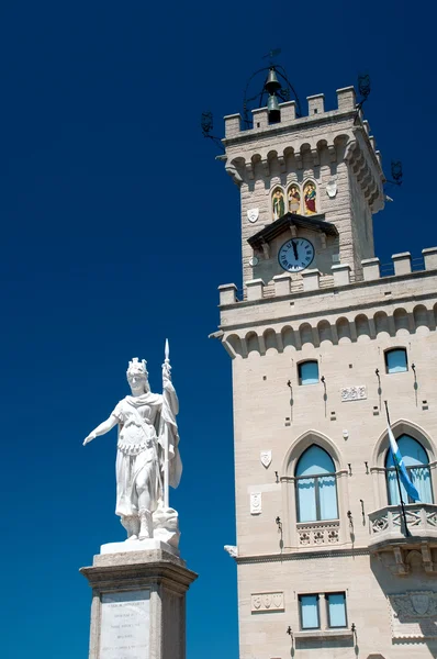 Liberty statue and municipality at Repubblica di San Marino — Stock Photo, Image