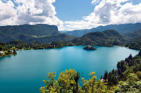 Bledské jezero a hory parkovistě ve Slovinsku — Stock fotografie