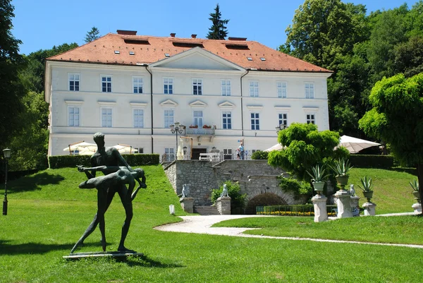 Burg Tivoli mit Statue in Ljubljana - Slowenien — Stockfoto