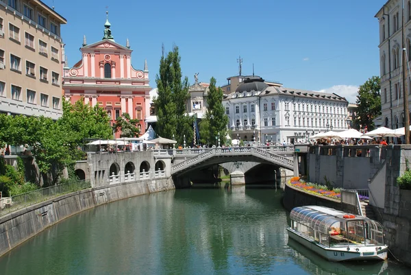 Tromostovje ljublianica floden och kyrkan i ljubljana - Slovenien — Stockfoto
