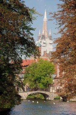 Notre dame çan kulesi ve canal adlı brugge - Belçika