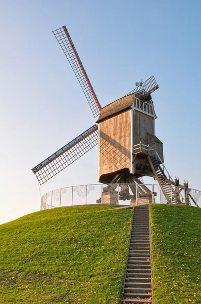 Moinho de vento com pouca luz solar em Brugge - Bélgica — Fotografia de Stock