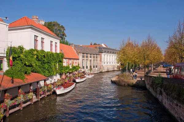 Brocanteur e canal em Brugge - Bélgica — Fotografia de Stock