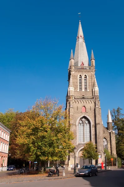 Magdalenakerk 教会在阳光灿烂的日子在布鲁日-比利时 — 图库照片