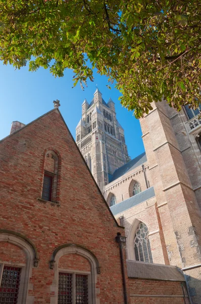 Eglise Notre Dame et beffroi à Bruges - Belgique — Photo