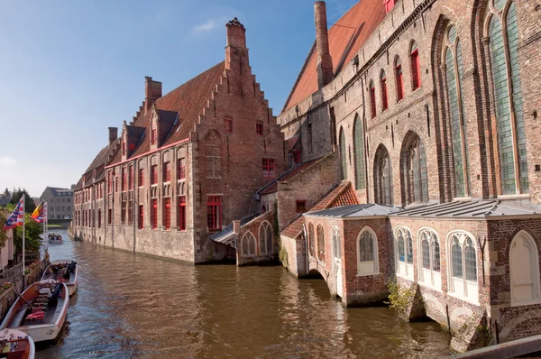 老房子和运河在布鲁日-比利时 — 图库照片