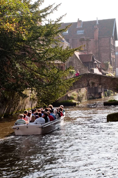 Barco turístico em canais em Brugge - Bélgica — Fotografia de Stock