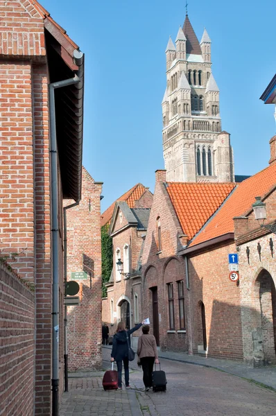 Turysta na starej ulicy i notre dame dzwonnicy w brugge - Belgia — Zdjęcie stockowe