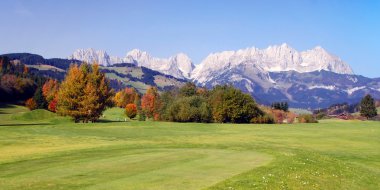 otlak ve güneşli bir günde kitzbuhel - Avusturya, dağlar