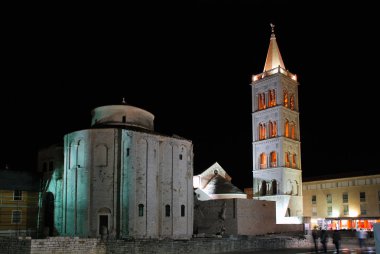 çan kulesi ve church of st donat - zadar gece sahnesi