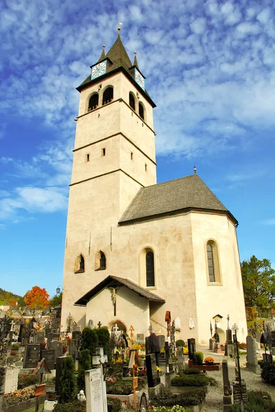Kościół Matki Boskiej i cmentarz (liebfrauenkirche) - A Kitzbühel — Zdjęcie stockowe