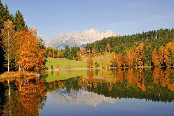 Vista panorámica de las montañas y el lago en Schwarzsee - Kitzbuhel A — Foto de Stock