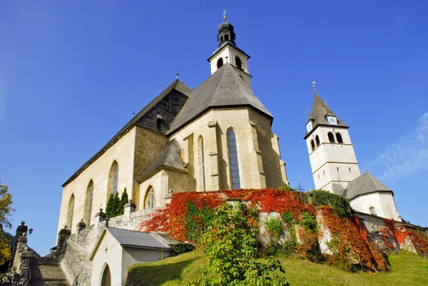 Ενορία εκκλησία και την εκκλησία ή την Παναγία - Αυστρία Κιτζμπούχελ — Φωτογραφία Αρχείου