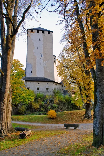 Veduta autunnale dei giardini e della torre del Castello Bruck - Lienz Austr — Foto Stock