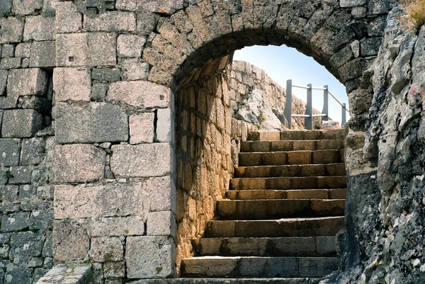 Камінь двері і сходах у Кніні фортеця - Хорватія — стокове фото