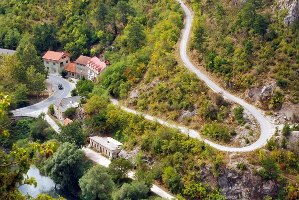 Προβολή ενός βουνού και δρόμου στο Κνιν - Κροατία — Φωτογραφία Αρχείου