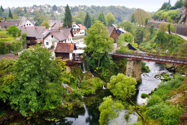 Vista para cima da ponte Slunj e casas Croácia — Fotografia de Stock