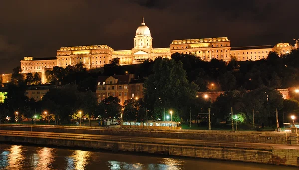 Nacht uitzicht over Royal Residence? Hongarije Boedapest — Stockfoto