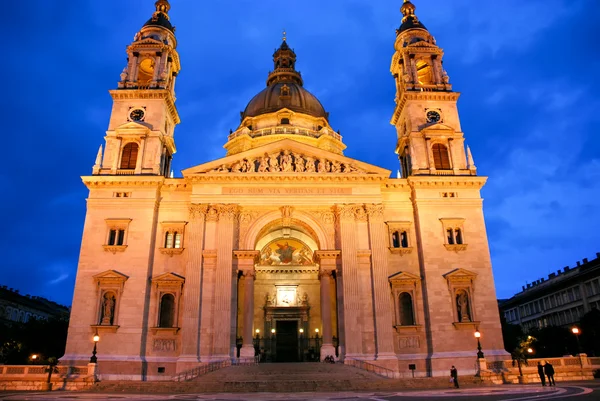 Noční pohled na svatého Štepána - Maďarsko Budapešť — Stock fotografie