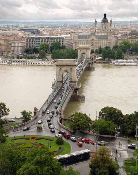 Vue vers le haut du pont de la chaîne Hongrie Budapest — Photo