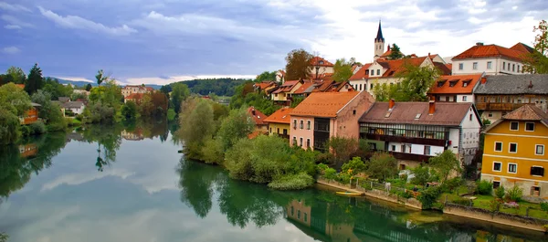 Novo Mesto-ban folyópart, a híd - Szlovénia — Stock Fotó