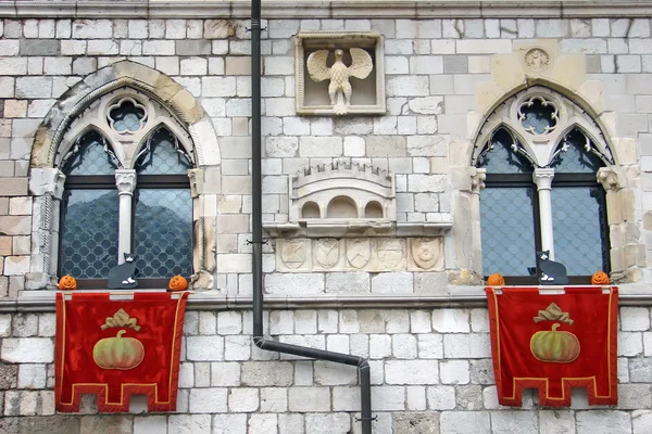 Two venetian stile windows at Halloween — Stock Photo, Image