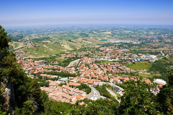 Repubblica di san marino - pocztówka się widok na miasto i wzgórza — Zdjęcie stockowe