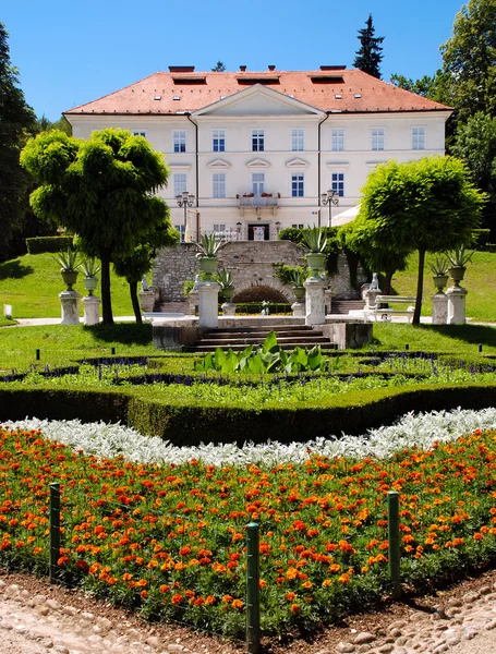 Castelo de Tivoli e flores em Liubliana — Fotografia de Stock