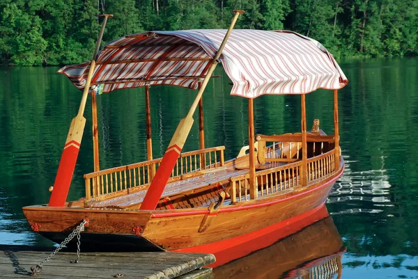 Barco de madera en Bled Lake — Foto de Stock