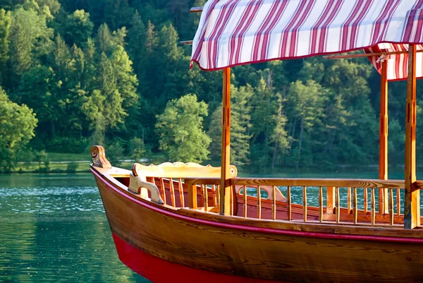 Barco de madeira em Bled Lake — Fotografia de Stock